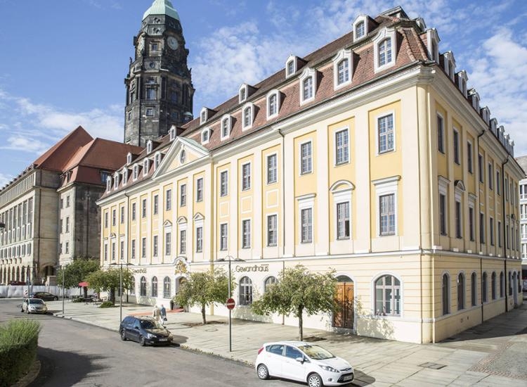 Gewandhaus-Dresden-Aussenansicht-Tag