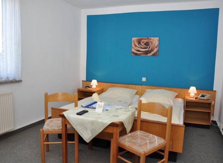 Hotel-Zum-Gruendle-Doppelzimmer-blau